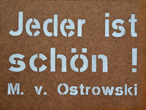 Martin von Ostrowski: Jeder ist schön!, 2003, Holz, Lack, 30 x 40 cm