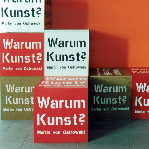 Martin von Ostrowski: Warum Kunst? 2003, Holz, Lack, je Würfel 40 x 40 x 40 cm