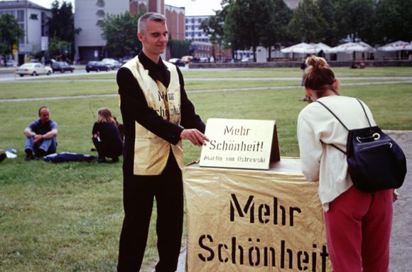 Martin von Ostrowski: Mehr Schönheit!, Stand vor dem Fridericianum während der documenta X, 1997