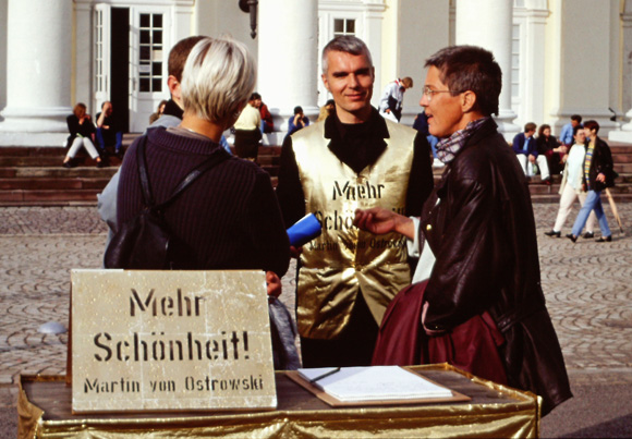 Martin von Ostrowski: Martin von Ostrowski: Mehr Schönheit!, Stand vor dem Fridericianum während der documenta X, 1997