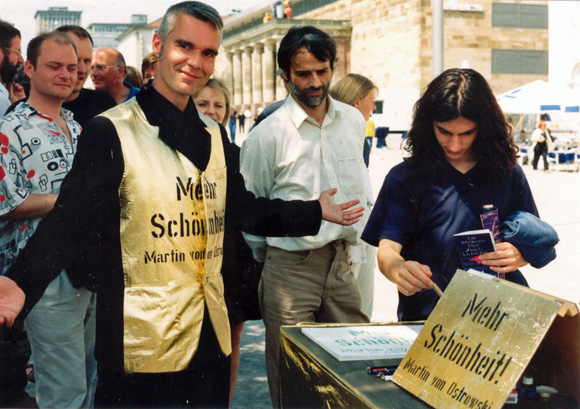 Martin von Ostrowski: Mehr Schönheit!, Stand vor dem Fridericianum während der documenta X, 1997