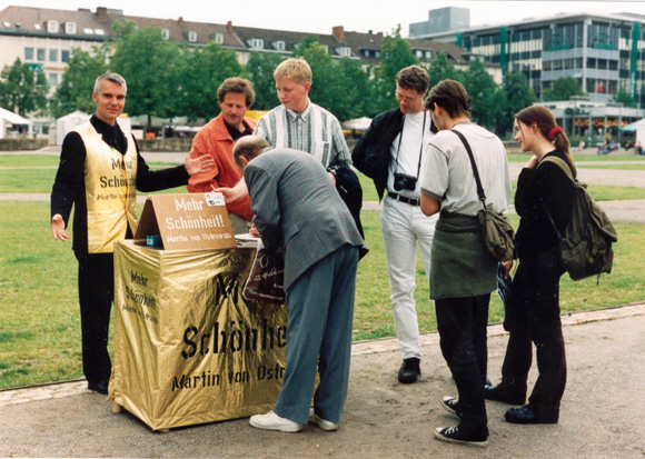 Martin von Ostrowski: Mehr Schönheit!, Stand vor dem Fridericianum während der documenta X, 1997