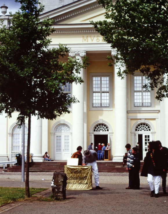 Martin von Ostrowski: Mehr Schönheit!, Stand vor dem Fridericianum während der documenta X, 1997