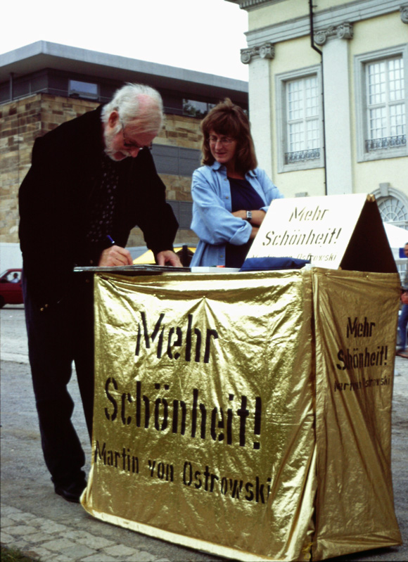 Martin von Ostrowski: Mehr Schönheit!, Stand vor dem Fridericianum während der documenta X, 1997