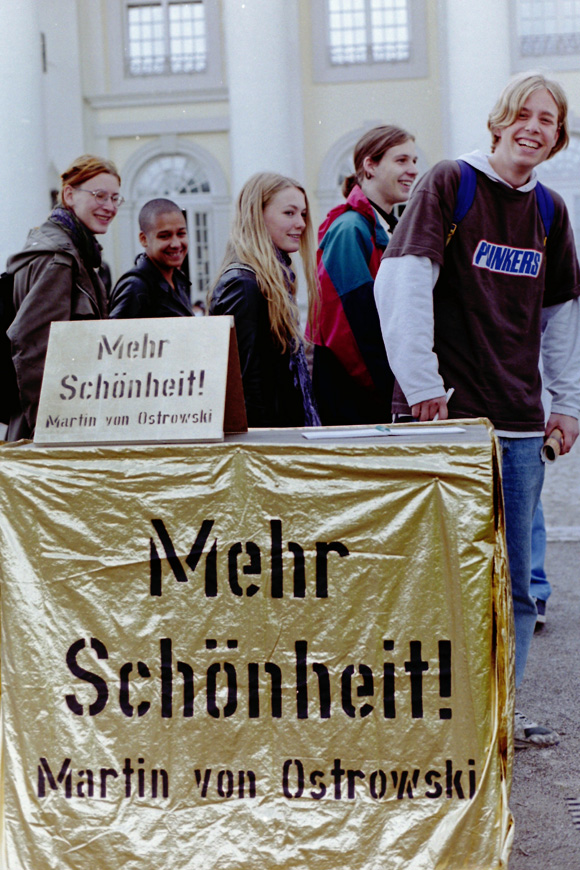 Martin von Ostrowski: Martin von Ostrowski: Mehr Schönheit!, Stand vor dem Fridericianum während der documenta X, 1997