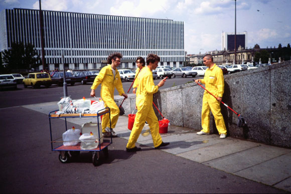  DER KONGRESS (Hans-Peter Klie, Martin von Ostrowski, Jan-Michael Sobottka, Toni Wirthmüller), 
						Palast der Republik, Aussenreinigung 1992