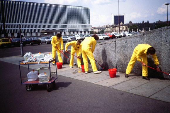  DER KONGRESS (Hans-Peter Klie, Martin von Ostrowski, Jan-Michael Sobottka, Toni Wirthmüller), 
					Palast der Republik, Aussenreinigung 1992