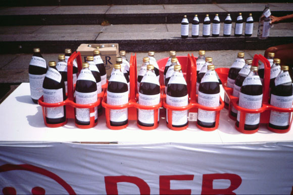  DER KONGRESS (Hans-Peter Klie, Martin von Ostrowski, Jan-Michael Sobottka, Toni Wirthmüller), 
					Palast der Republik, Aussenreinigung 1992