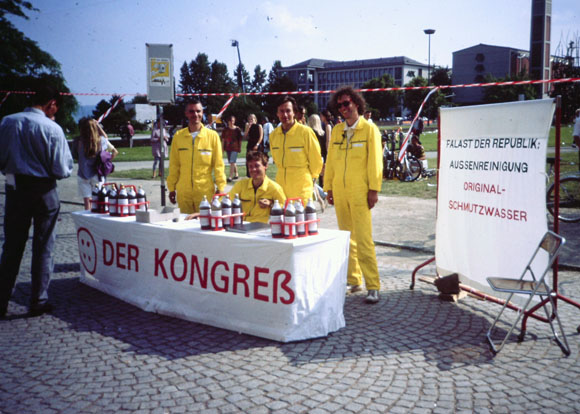  DER KONGRESS (Hans-Peter Klie, Martin von Ostrowski, Jan-Michael Sobottka, Toni Wirthmüller), 
					Palast der Republik, Aussenreinigung 1992