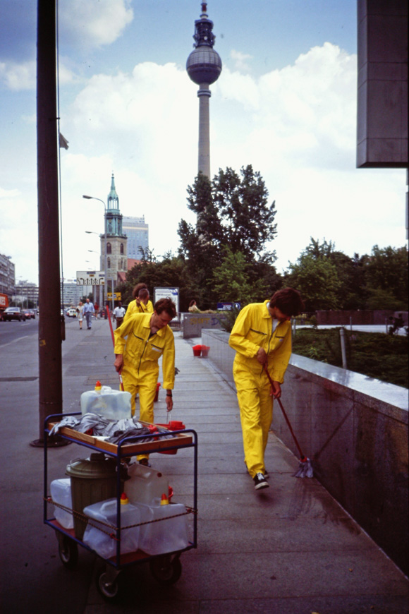  DER KONGRESS (Hans-Peter Klie, Martin von Ostrowski, Jan-Michael Sobottka, Toni Wirthmüller), 
						Palast der Republik, Aussenreinigung 1992