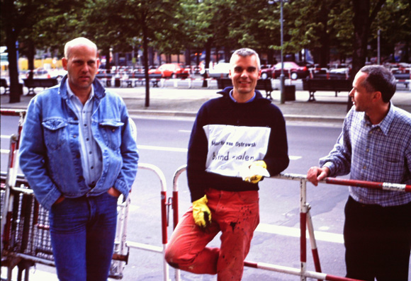 Nach der Aktion Blind Malen, Unter den Linden 69D, Juni 1996