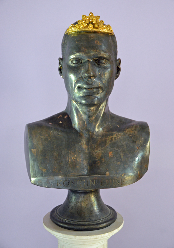 Martin von Ostrowski: Königin Luise, 1991, Gips, Blattmetalle, 62 x 36 x 20 cm