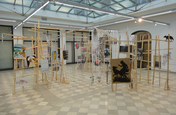 Martin von Ostrowski, Susanne Pomrehn: Gebrüder Grimm - 
						constructed, Installation in  
						der Humboldtuniversität zu Berlin,  Universitätshauptgebäuude, östlicher Lichthof, 6. März - 30. März 2017