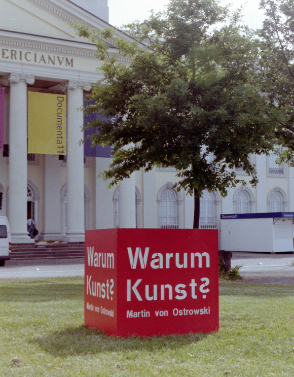 Martin von Ostrowski: Warum Kunst?, 5.-7. Juni 2002, Würfel vor dem Fridericianum während der documenta XI, 2002