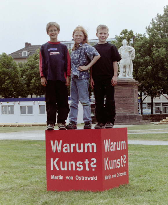 Martin von Ostrowski: Warum Kunst?, 5.-7. Juni 2002, Würfel vor dem Fridericianum während der documenta XI, 2002