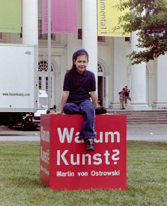 Martin von Ostrowski: Warum Kunst?, 5.-7. Juni 2002, Würfel vor dem Fridericianum während der documenta XI, 2002