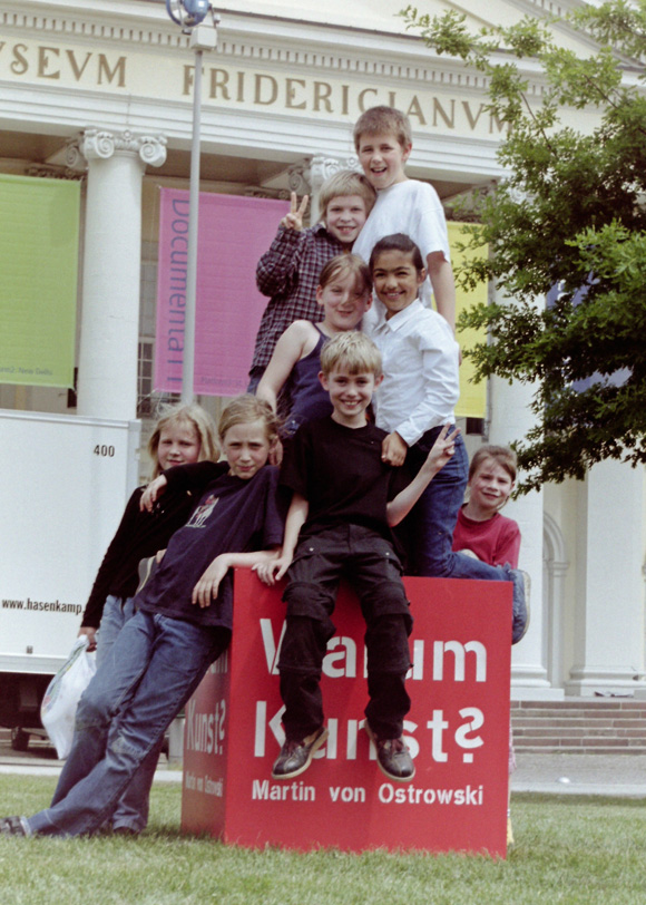 Martin von Ostrowski: Warum Kunst?, 5.-7. Juni 2002, Würfel vor dem Fridericianum während der documenta XI, 2002