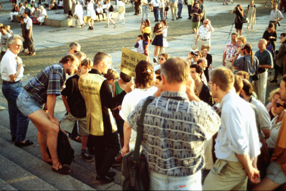 Martin von Ostrowski auf dem Platz der Reublik während der Reichstagsverhüllung Juni-Juli 1995