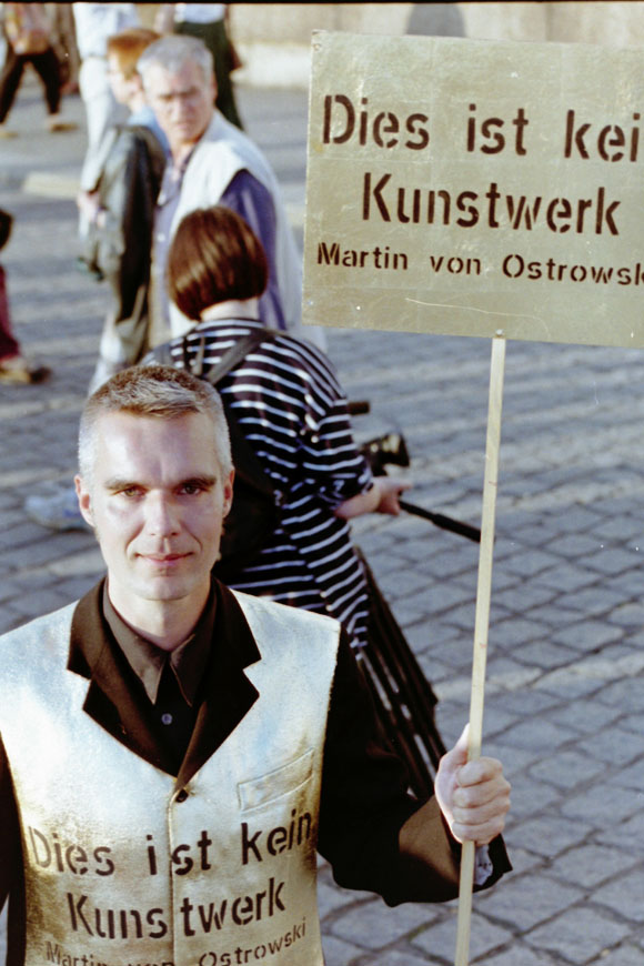 Martin von Ostrowski auf dem Platz der Reublik während der Reichstagsverhüllung Juni-Juli 1995