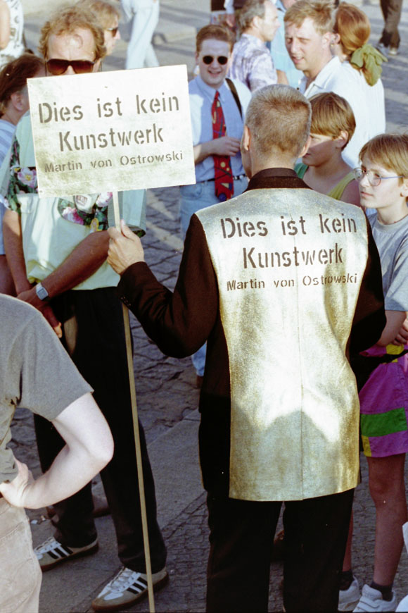 Martin von Ostrowski auf dem Platz der Reublik während der Reichstagsverhüllung Juni-Juli 1995