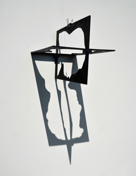 Martin von Ostrowski: Martin von Ostrowski: Ludwig Wittgenstein, 2014, Beize, Klarlack auf Birkensperrholz, ohne Schatten 30 x 20 x 20 cm