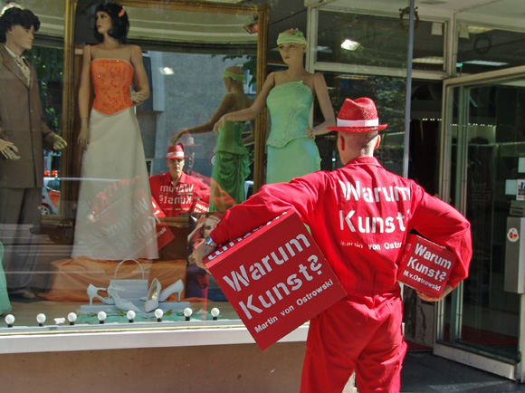 Martin von Ostrowski: Warum Kunst?, 5. August 2005, Aktion  in der Potsdamer Straße, Berlin, Foto: Lutz Lauffer.