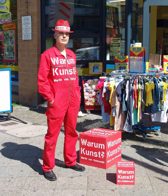 Martin von Ostrowski: Warum Kunst?, 5. August 2005, Aktion  in der Potsdamer Straße, Berlin, Foto: Lutz Lauffer.