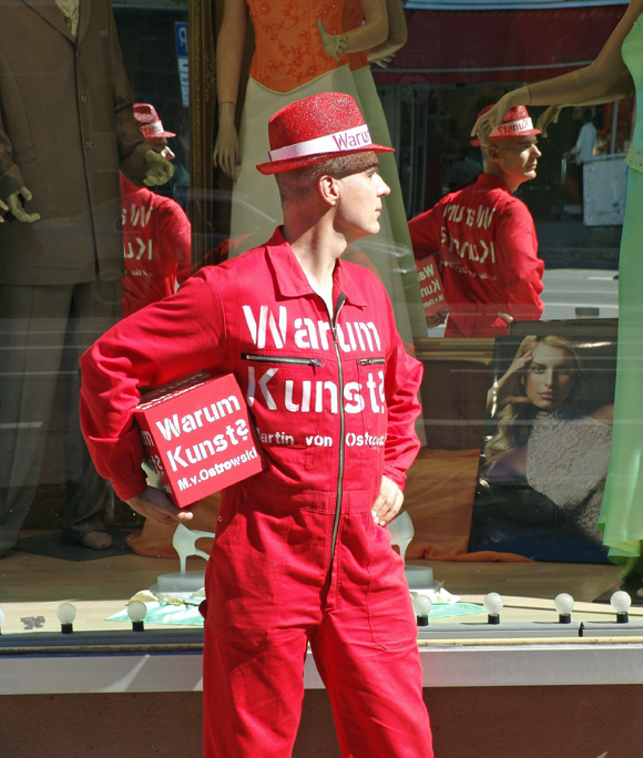 Martin von Ostrowski: Warum Kunst?, 5. August 2005, Aktion  in der Potsdamer Straße, Berlin, Foto: Lutz Lauffer.