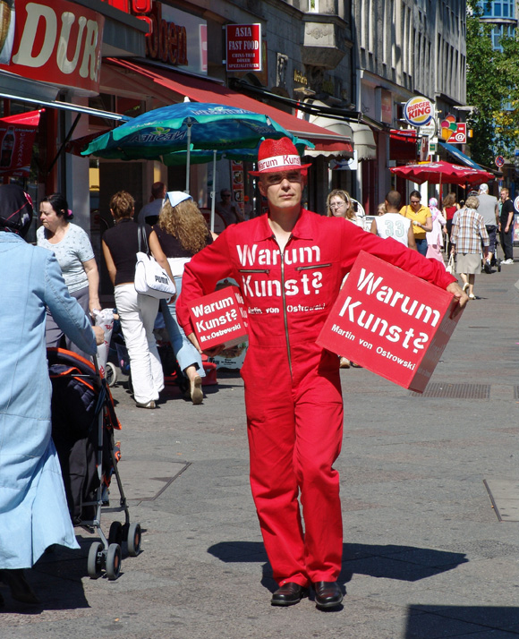 Martin von Ostrowski: Warum Kunst?, 5. August 2005, Aktion  in der Potsdamer Straße, Berlin, Foto: Lutz Lauffer.