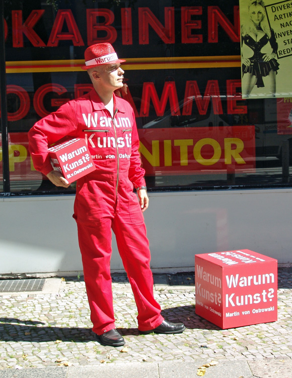 Martin von Ostrowski: Warum Kunst?, 5. August 2005, Aktion  in der Potsdamer Straße, Berlin, Foto: Lutz Lauffer.