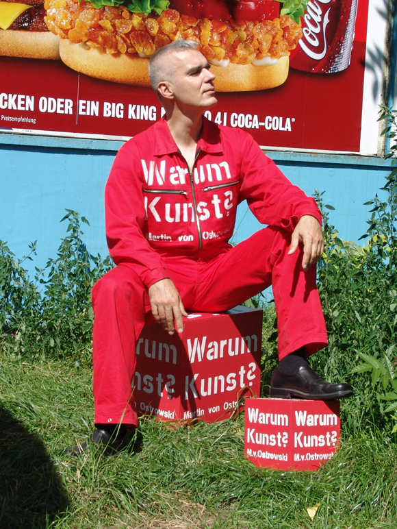 Martin von Ostrowski: Warum Kunst?, 5. August 2005 2002, Aktion in der Kurfürstenstraße, Berlin, Foto: Lutz Lauffer.