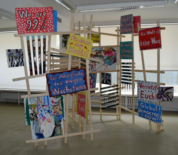 Martin von Ostrowski: P-Zickzack, 2017, Installation aus 4 Holzgittern (je 240x150x5 cm), 4 Ölgemälden (je 80x60cm), 
						5 in Streifen zerschnittenen Fotos (je 75x50 cm), 
						8 gefaltete Fotos (je 30x42 cm), 20 bemalte Kartonschilder,  
						Gesamtmaße der Installation: 240cm (Höhe), 400 cm (Länge), 150 cm (Tiefe)