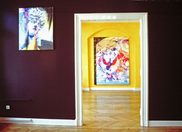 Schwarzer Raum mit Maske eines Sterbenden Krieger nach Andreas Schlüter (105x85cm) 
						und Blick ins gelbe Zimmer mit Allegorie auf das Haus Hohenzollern nach Augustin Terwesten (250 x 180cm)